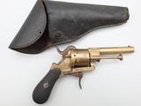 un vieux revolver dans un étui en cuir, posé sur une surface blanche