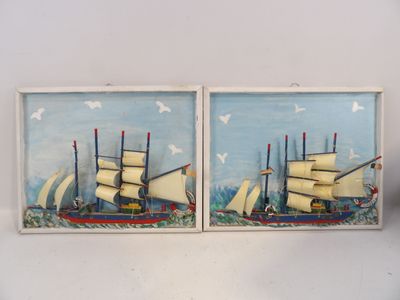 Deux tableaux représentant un bateau sont accrochés au mur.