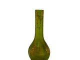 un vase en verre vert orné d'un motif doré