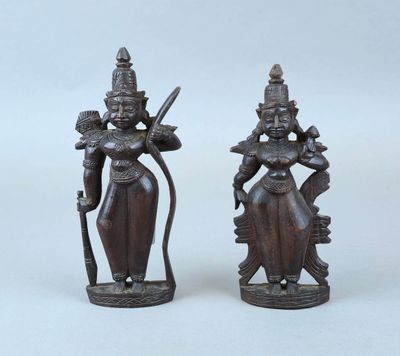 une paire de figurines en bronze représentant une femme et un homme
