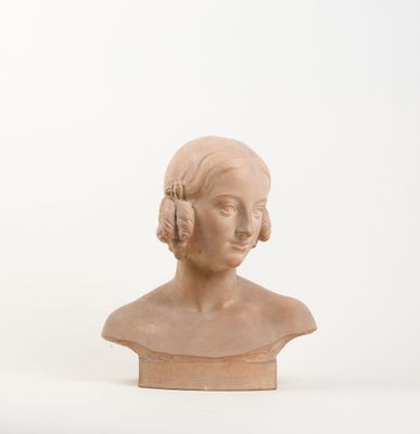 buste d'une femme de profil, les cheveux relevés en chignon