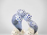 une sculpture blanche et bleue ornée de pois