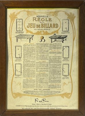 un vieux journal français avec la photo d'une table et de chaises