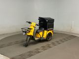 un scooter jaune avec un coffre noir à l'arrière