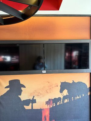 une image représentant un cow-boy peint sur le mur d'un restaurant