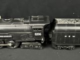 un petit train posé sur une table