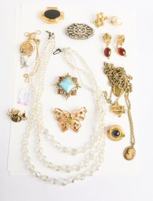 beaucoup de bijoux posés sur la table