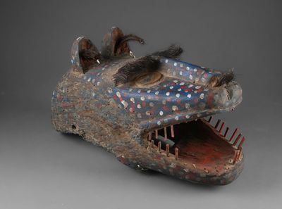 une image représentant une tête d'animal sculptée sur fond gris