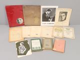 un assortiment de livres et de brochures exposés sur une table