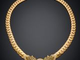 un collier en or orné de deux lions sur fond noir