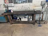 une image d'un établi dans un garage