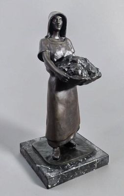 statue d'une femme tenant un panier de fruits sur un socle en marbre