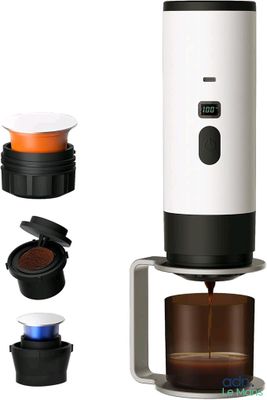 gros plan d'une cafetière sur fond blanc