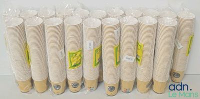 une pile de gobelets en papier empilés les uns sur les autres
