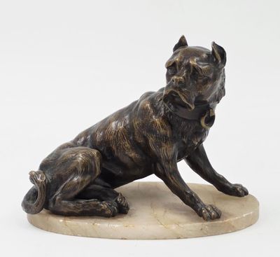 statue d'un chien assis sur un socle en marbre, sur fond blanc