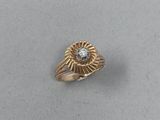 une image d'une bague en or avec un diamant au centre