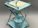 une petite table sur laquelle se trouvent une casserole et une poêle