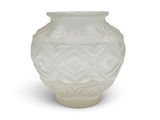 un vase blanc posé sur une surface blanche