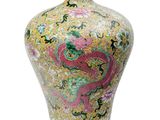 un vase orné d'un dragon sur fond blanc