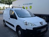 une camionnette blanche garée dans un parking