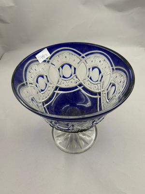 une photo d'un bol en verre bleu posé sur une table