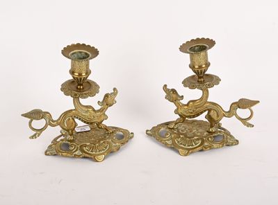 paire de bougeoirs anciens en laiton ornés de paons et de fleurs