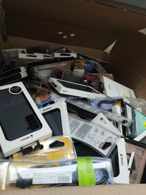 une boîte en carton remplie d'appareils électroniques et d'autres objets