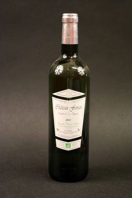 une bouteille de vin posée sur une table