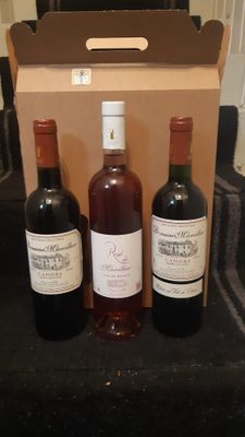 trois bouteilles de vin posées l'une à côté de l'autre sur une table
