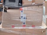 plusieurs boîtes empilées sur une palette