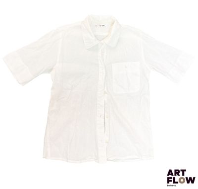 une image représentant une chemise blanche sur fond blanc, avec l'inscription « art flow »