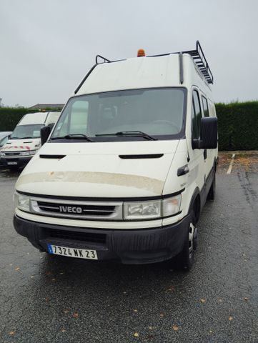 Véhicule utilitaire IVECO immatriculé 7324 NK 23, 1ère mise en ci...