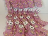 plusieurs paires de chaussettes roses ornées de smileys