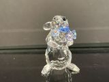une figurine en verre représentant un lapin tenant une fleur dans la bouche