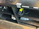 une photo d'un établi sur lequel sont posés tout un tas d'outils