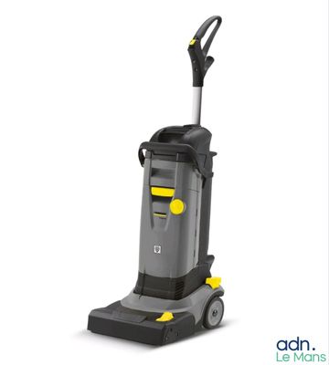 un aspirateur sur fond blanc, muni d'une poignée jaune
