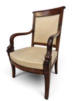 Fauteuil de style Empire à accotoirs sculptés de dauphins et… (photo 2)