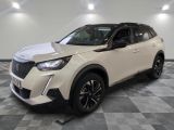 le suv blanc est garé sur le sol en damier d'une pièce