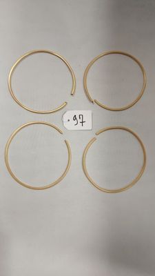 un gros plan sur un ensemble de bagues en or sur fond blanc
