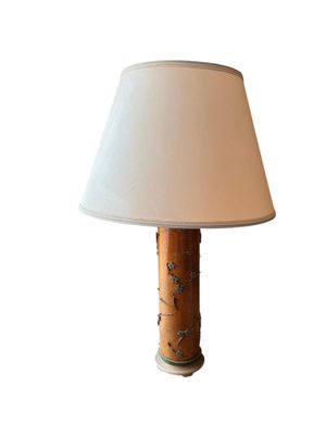 une photo d'une lampe de table surmontée d'un abat-jour blanc