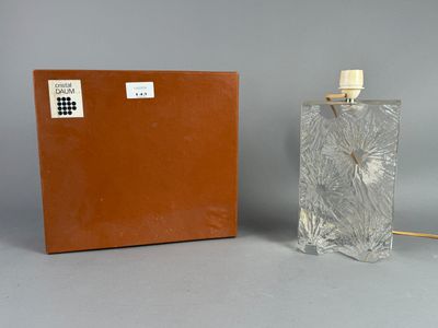 l'image d'un flacon de parfum posé à côté d'une boîte