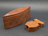 une petite boîte en bois et une petite boîte en bois posées sur une table