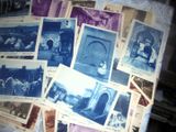 beaucoup de vieilles photos sur la table ensemble
