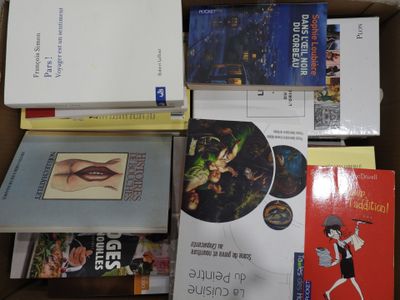 de nombreux livres qui se trouvent dans une boîte sur la table