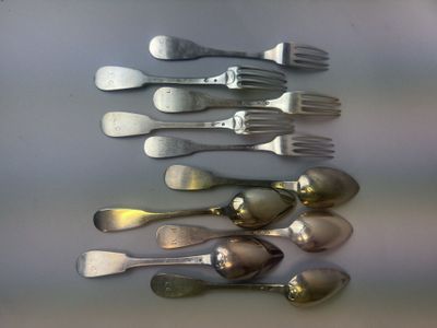 beaucoup de cuillères et de fourchettes en argent sur une table