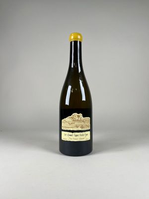 la bouteille de vin est posée sur la table, prête à être remplie
