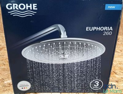 un gros plan d'une boîte contenant une pomme de douche