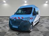 la camionnette bleue est garée dans une grande pièce au sol en damier