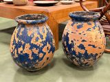 deux vases posés l'un à côté de l'autre sur une table