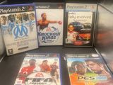 Plusieurs jeux vidéo sont posés les uns à côté des autres sur une table.